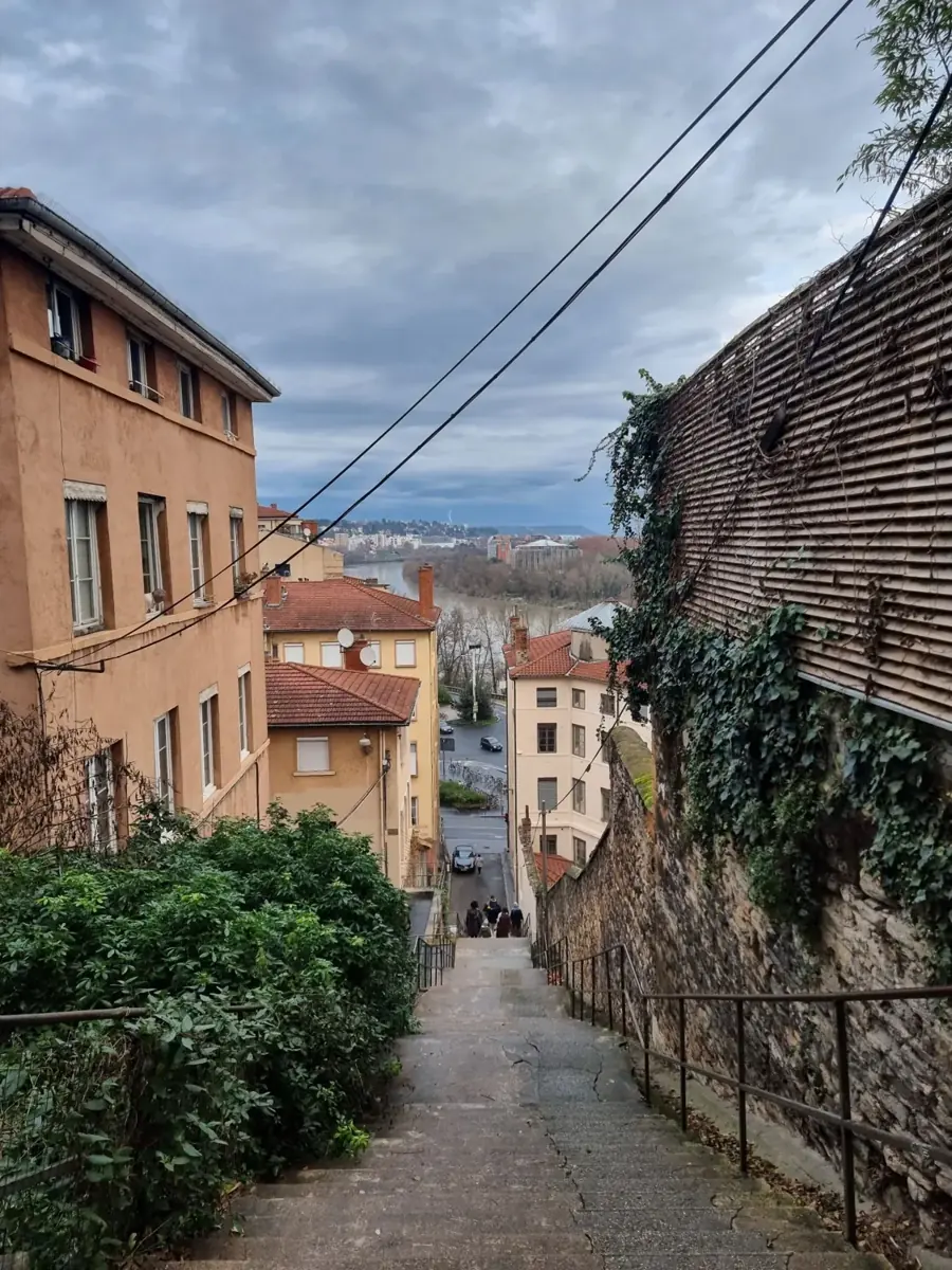 Un escalier lyonnais entre des immeubles anciens