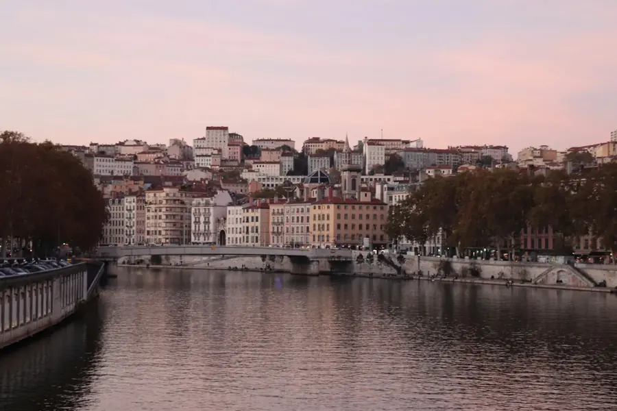 La Saône au coucher du soleil avec les façades de la Croix-Rousse